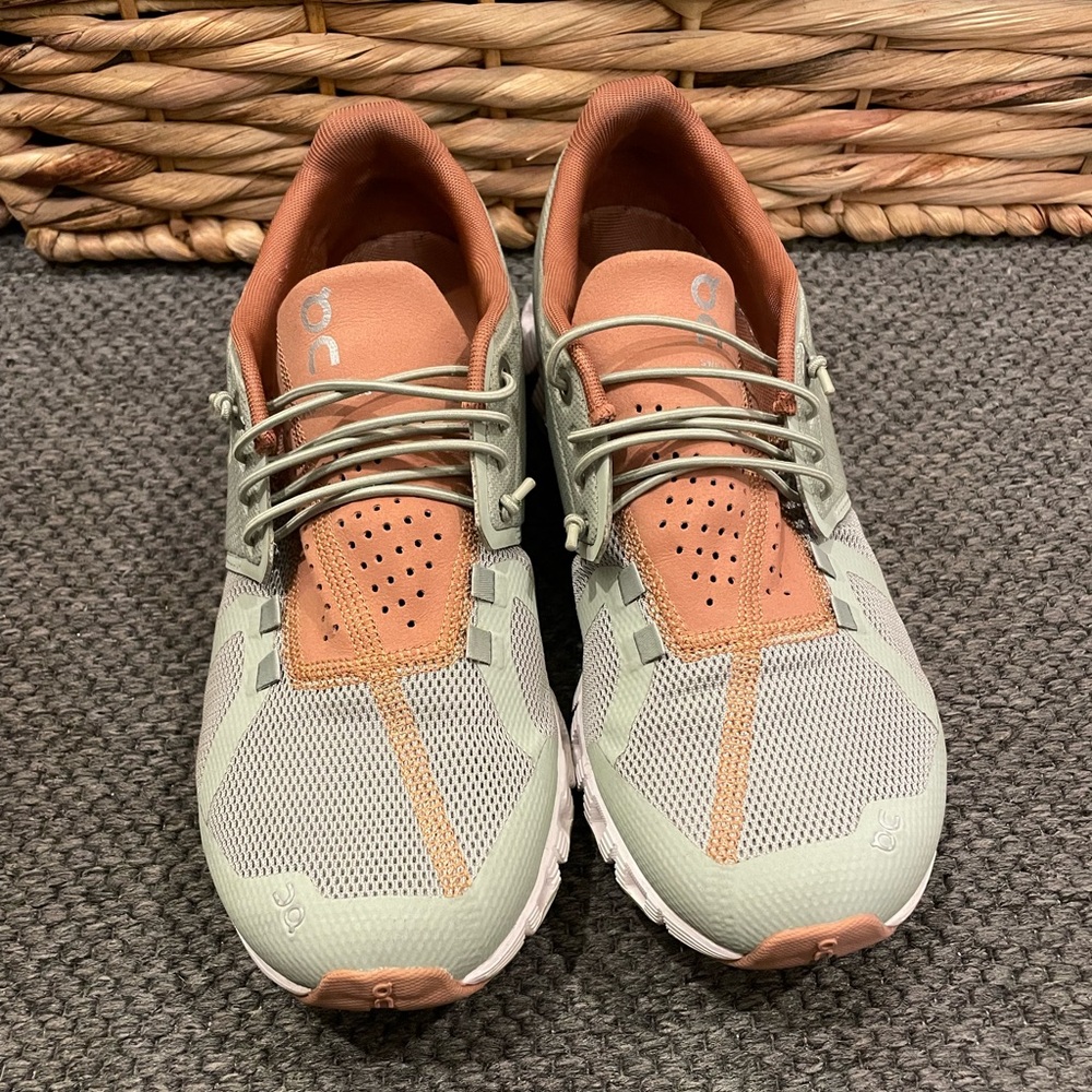 On Cloud Women’s Size 8.5
